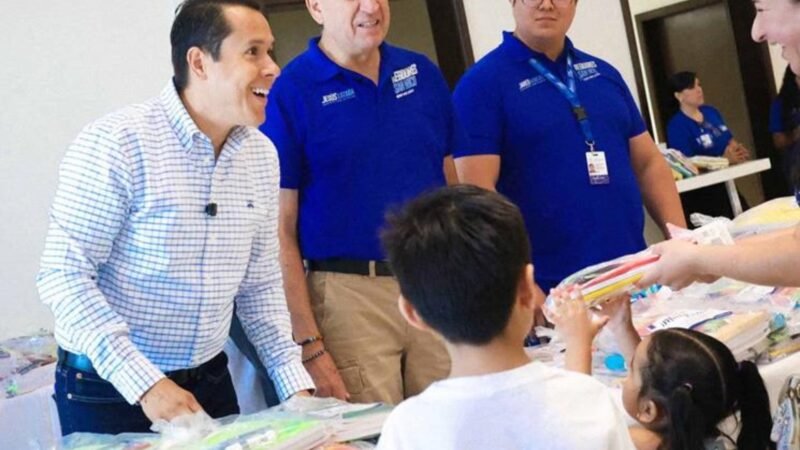 San Nicolás entrega útiles escolares a 10 mil familias