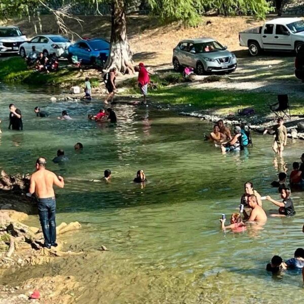 Familias abarrotan río Hualahuises por intenso calor