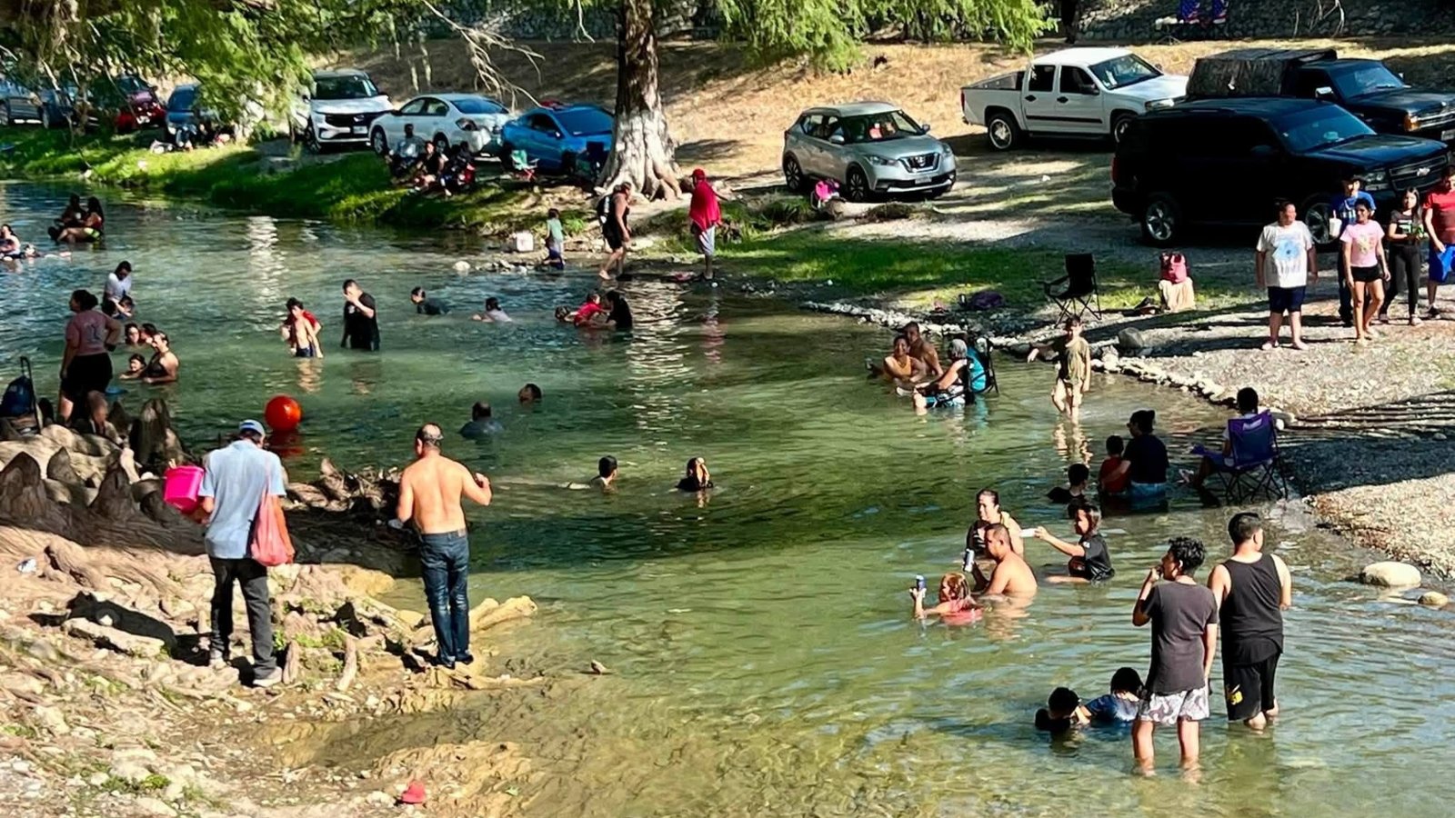 Familias abarrotan río Hualahuises por intenso calor