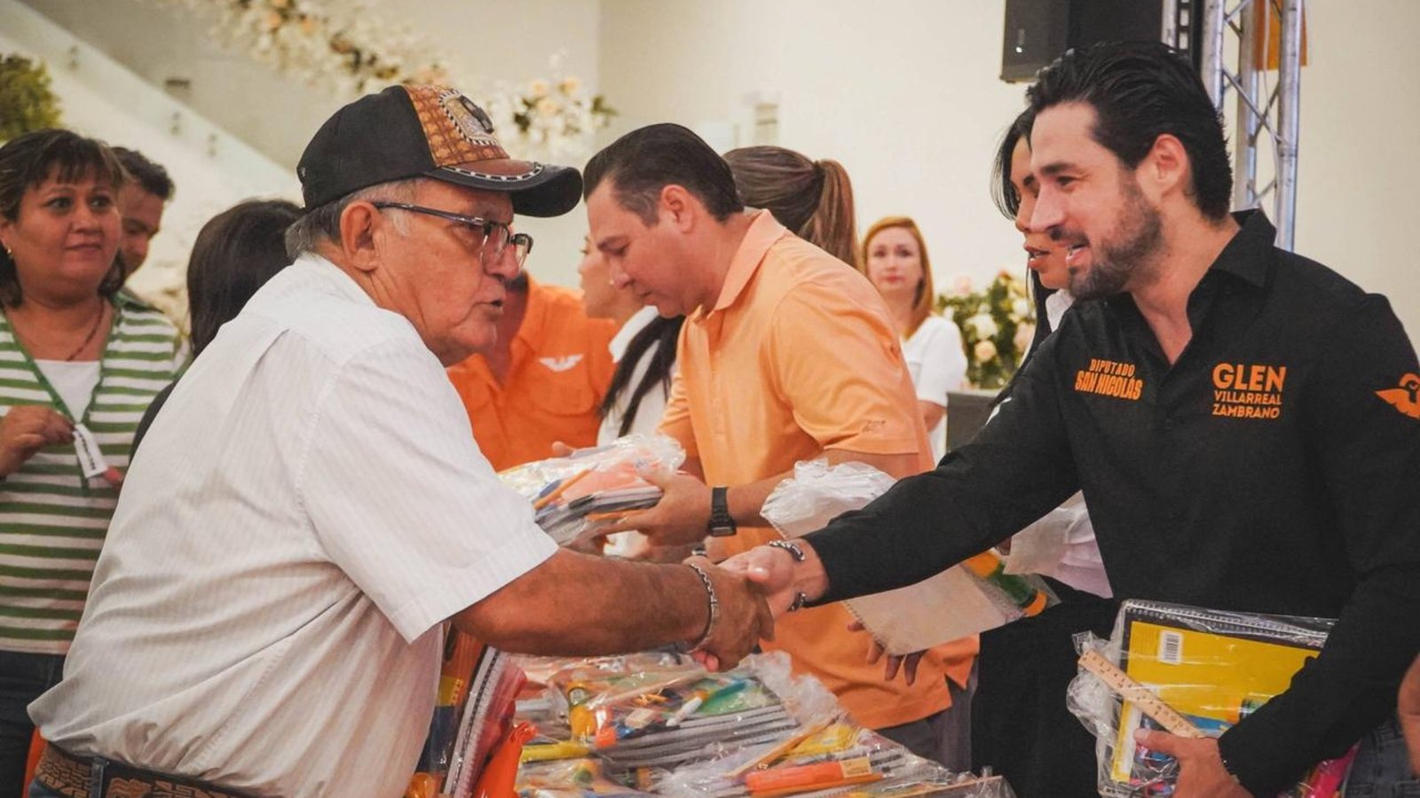 Entrega Glen 1,500 kits escolares en San Nicolás