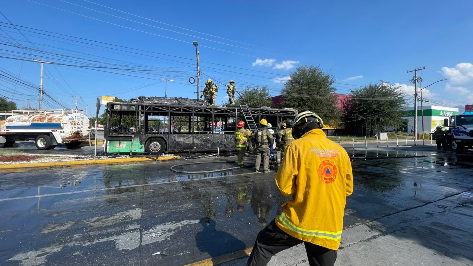 Se incendia Transmetro en San Nicolás; 40 pasajeros salen ilesos