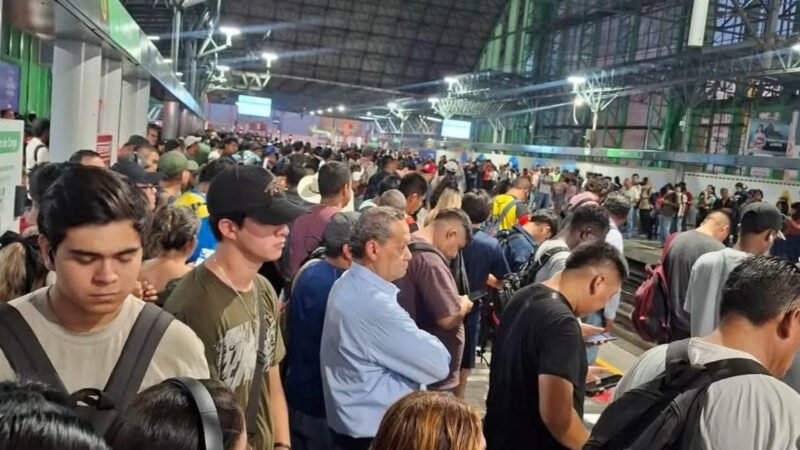 Falla en Línea 1 del Metro provoca largas esperas en Monterrey