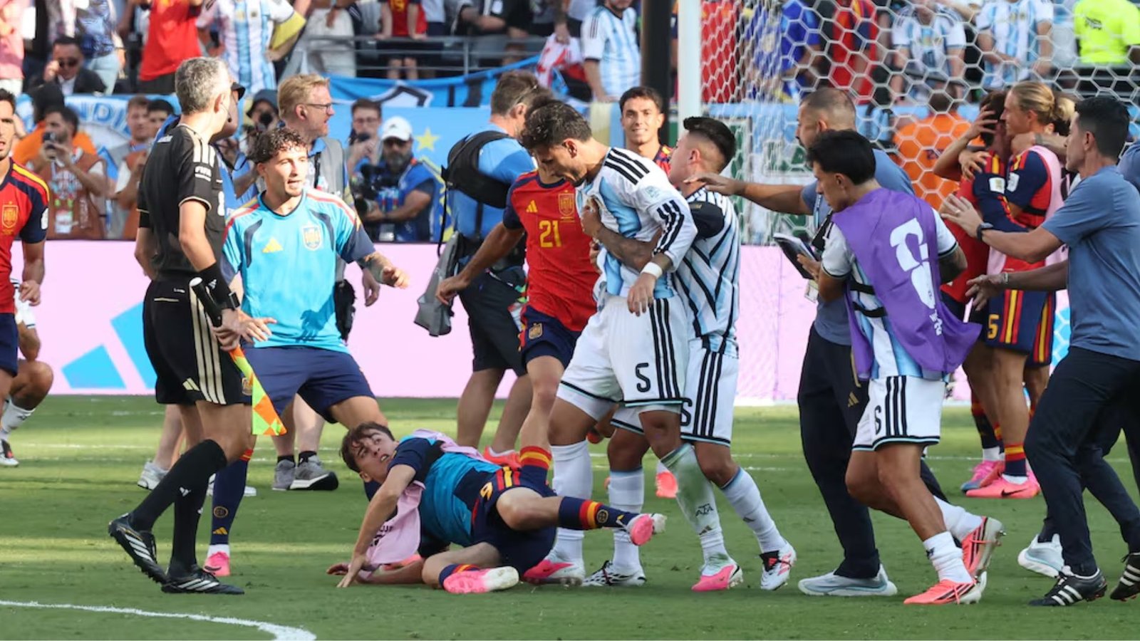 FIFA castiga a Argentina tras la final: Paredes recibe 10 partidos y Molina 7