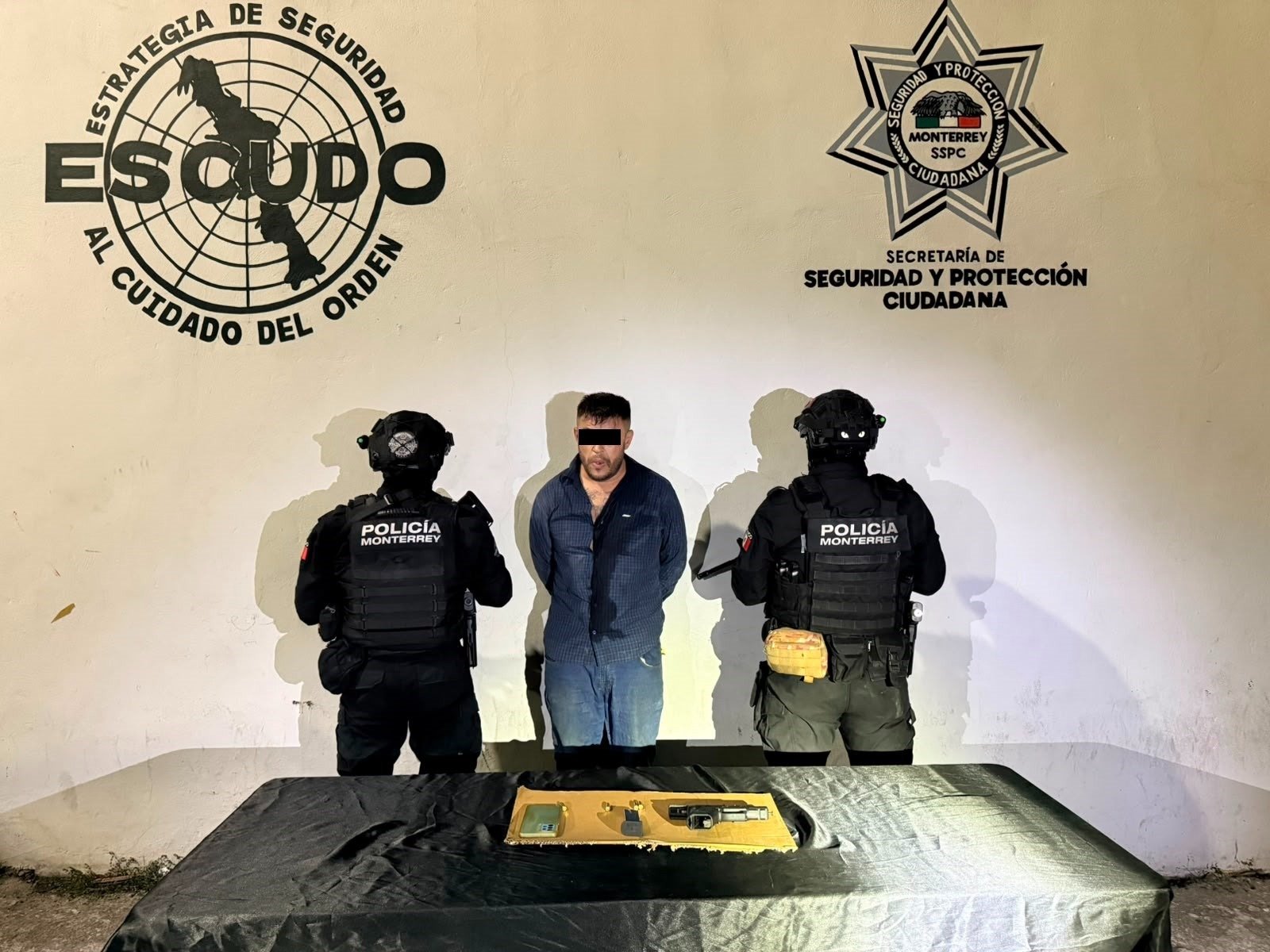 Detienen a hombre ligado a cuerpos en cajuela