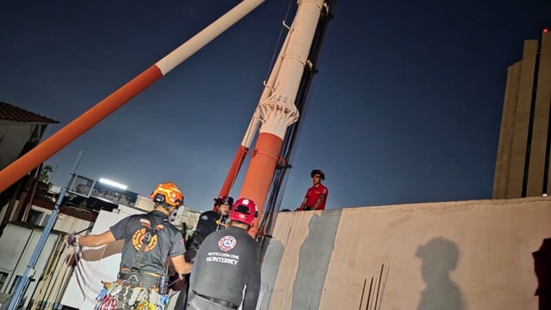 Rescatan a hombre de antena de 20 metros en Monterrey