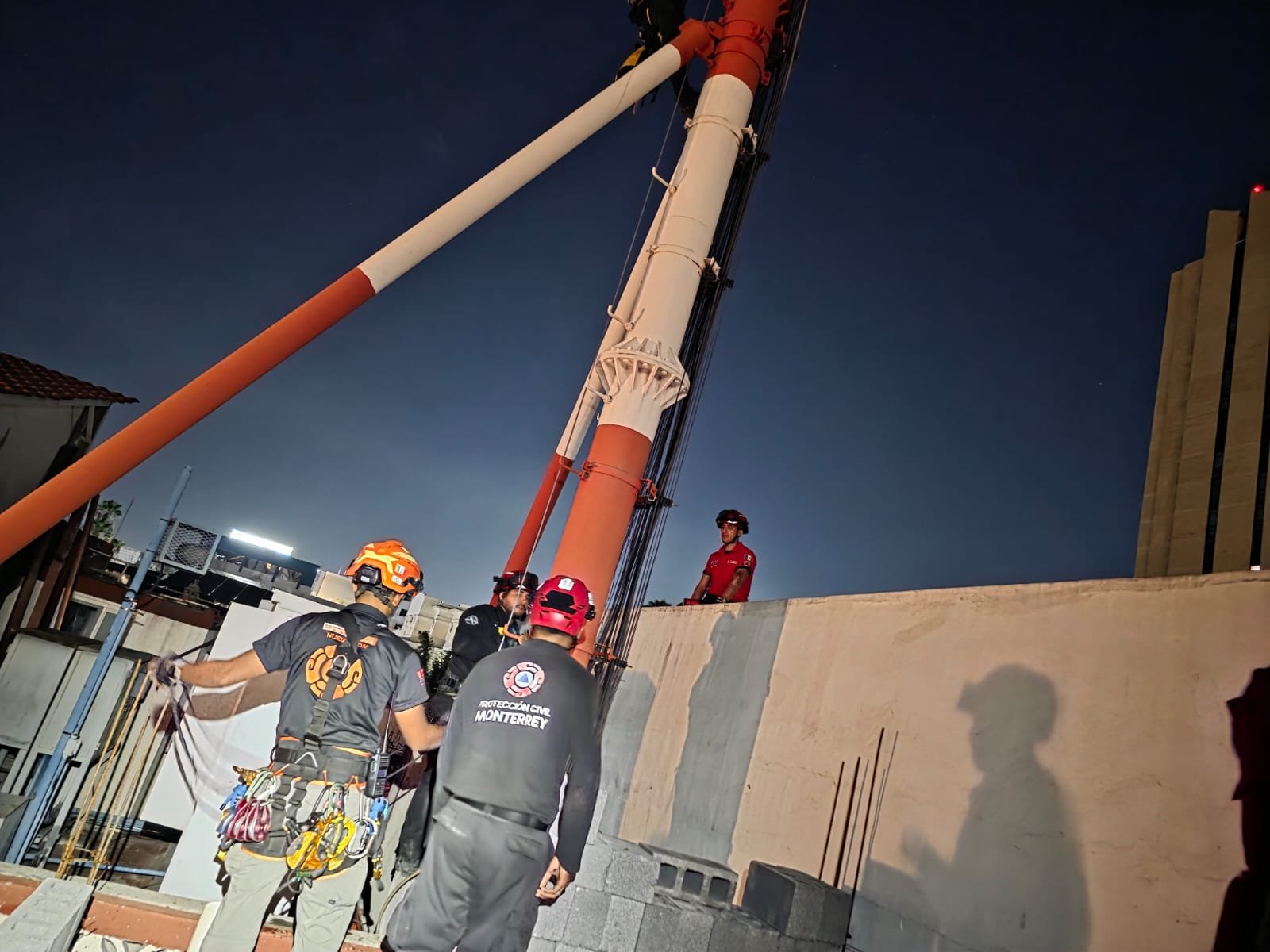 Rescatan a hombre de antena de 20 metros en Monterrey