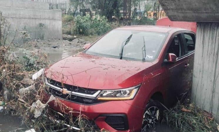Rescatan a pareja atrapada en San Bernabé