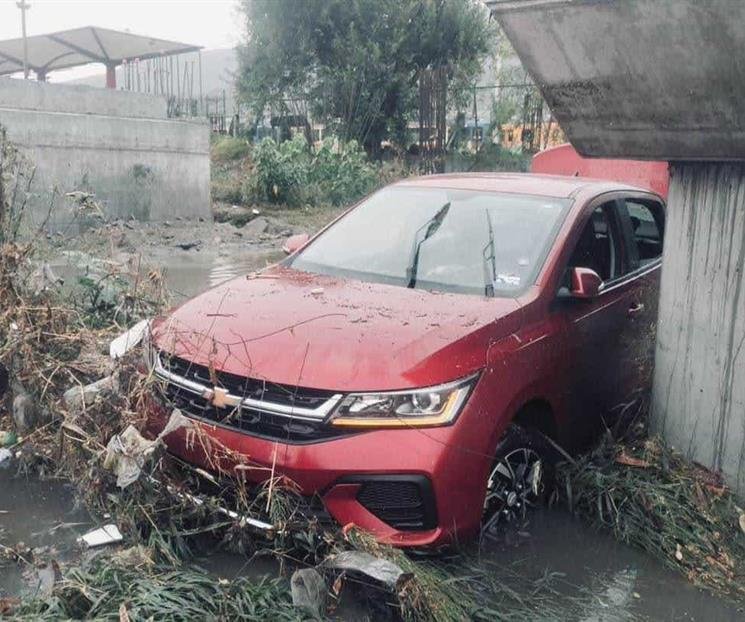 Rescatan a pareja atrapada en San Bernabé