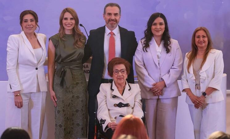 Entrega Monterrey Medalla María Elena Chapa 2026