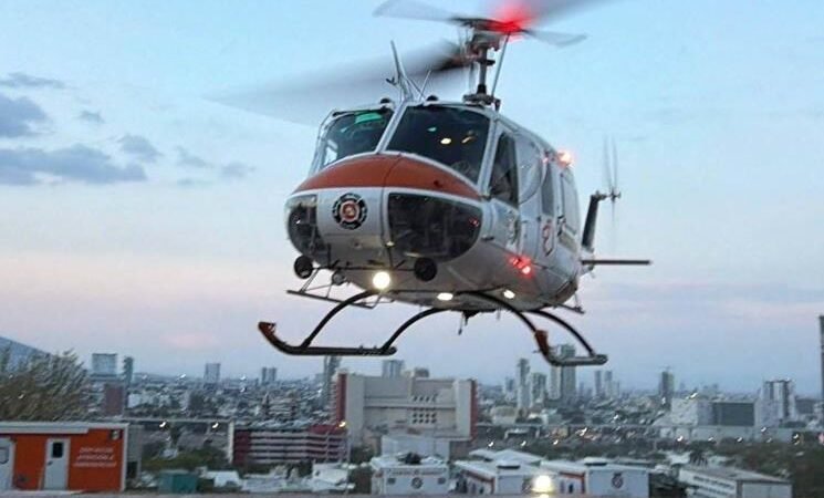 Rescatan a conductor tras caída en Sierra de Santiago