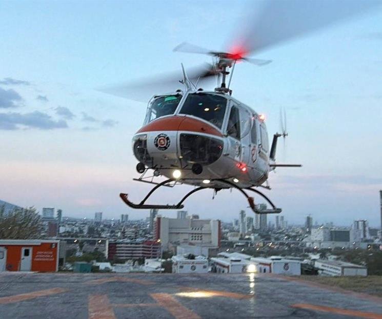 Rescatan a conductor tras caída en Sierra de Santiago