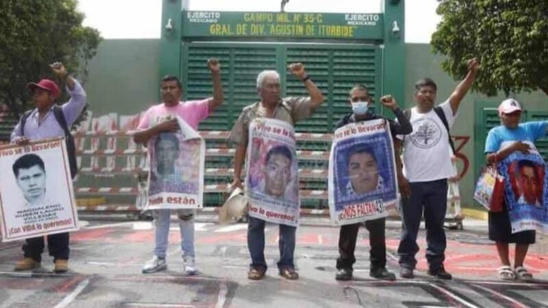 Protestan padres de los 43 frente al 27 Batallón en Iguala