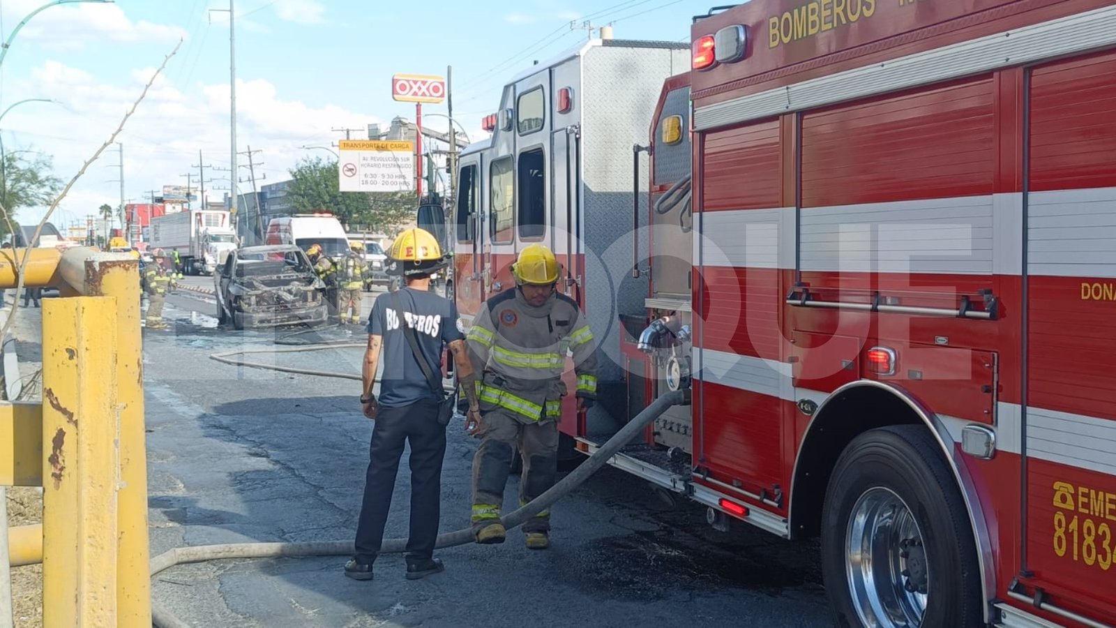 Moviliza incendio de camioneta a Bomberos en Monterrey