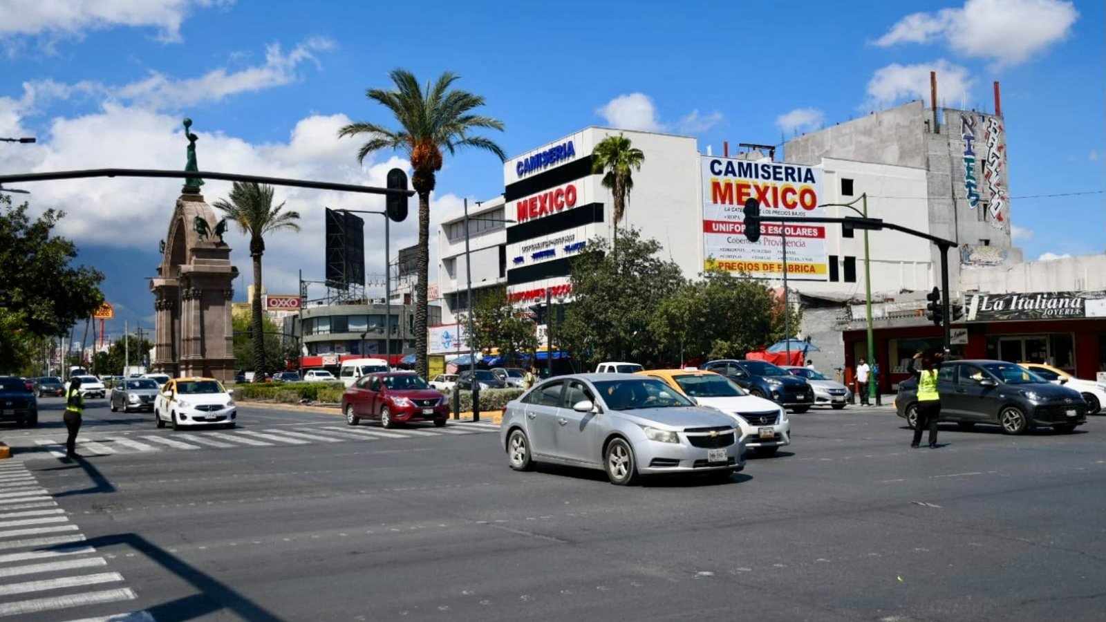 Provocan semáforos apagados operativo vial en el Centro de Monterrey