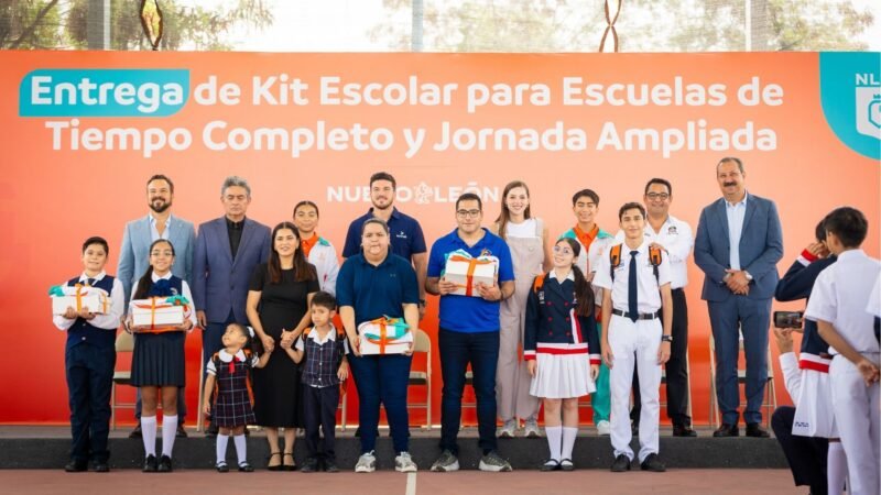 Samuel García y Mariana Rodríguez entregan más de mil kits escolares
