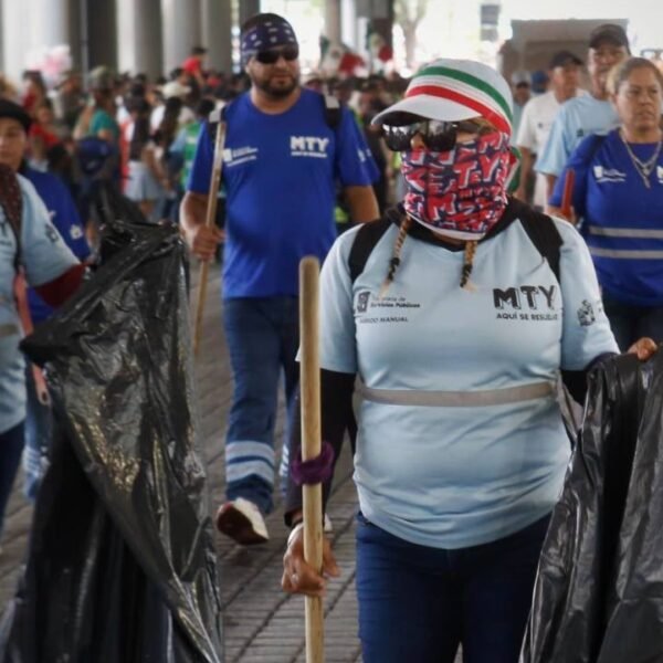 Recolecta Monterrey más de 30 toneladas de basura tras desfile patrio