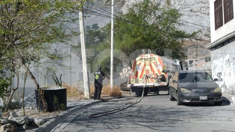 Moviliza a Bomberos incendio en las faldas del Cerro de Las Mitras