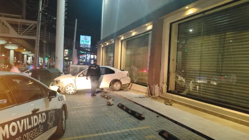 Auto se estrella contra mueblería en avenida Universidad, en San Nicolás