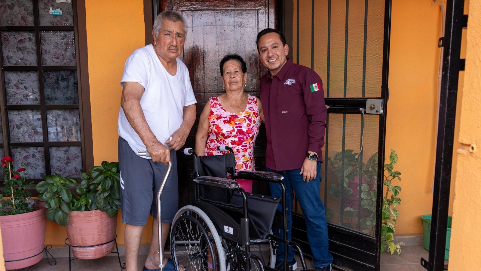 Entrega Gibran aparatos de movilidad en Monterrey
