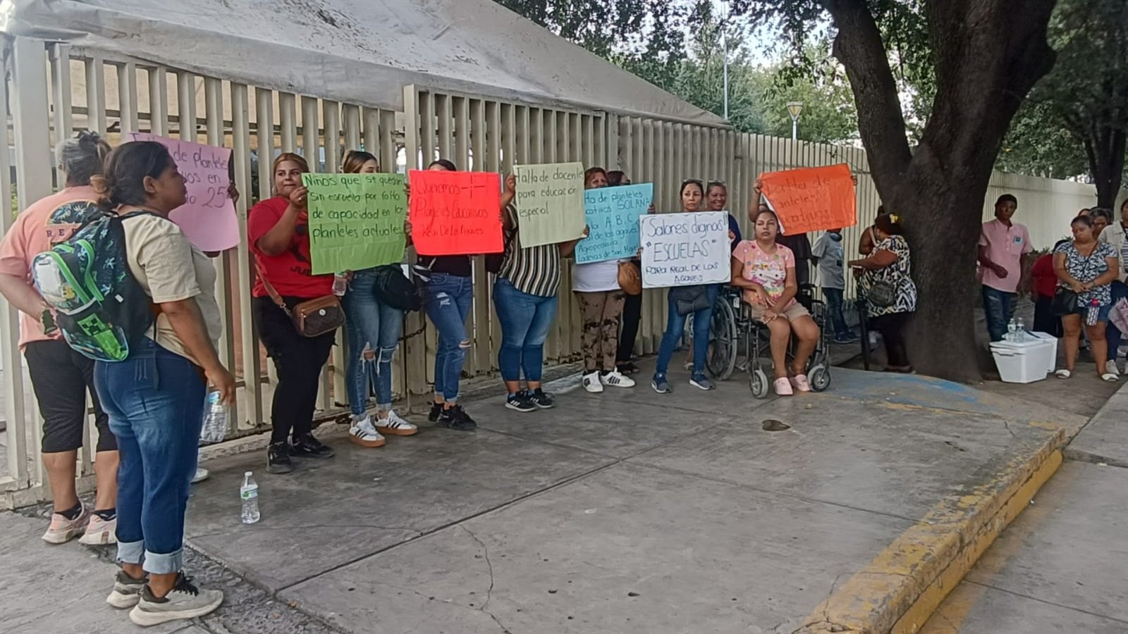 Protestan madres por falta de escuelas en Escobedo