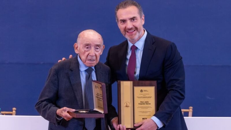 Reconocen a Julio Cepeda con medalla al mérito empresarial