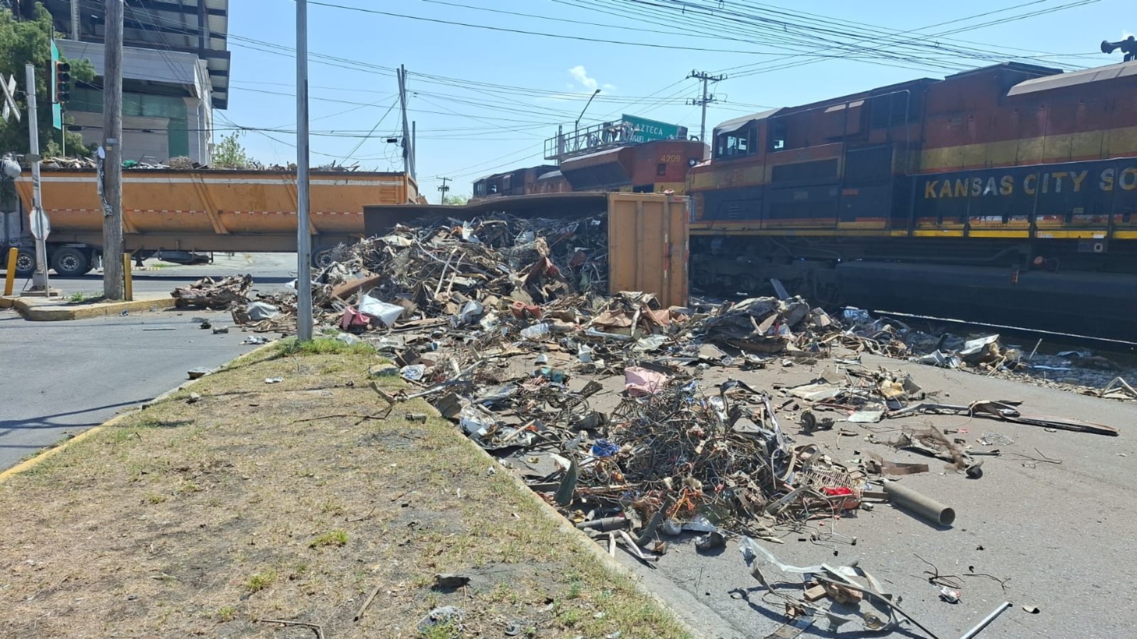Tráiler con chatarra es embestido por el tren en Guadalupe