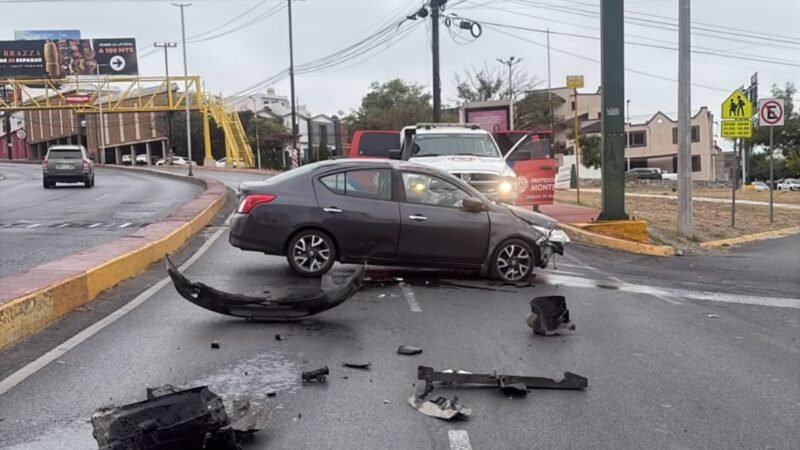 Conductora resulta lesionada tras volcadura en Paseo de los Leones