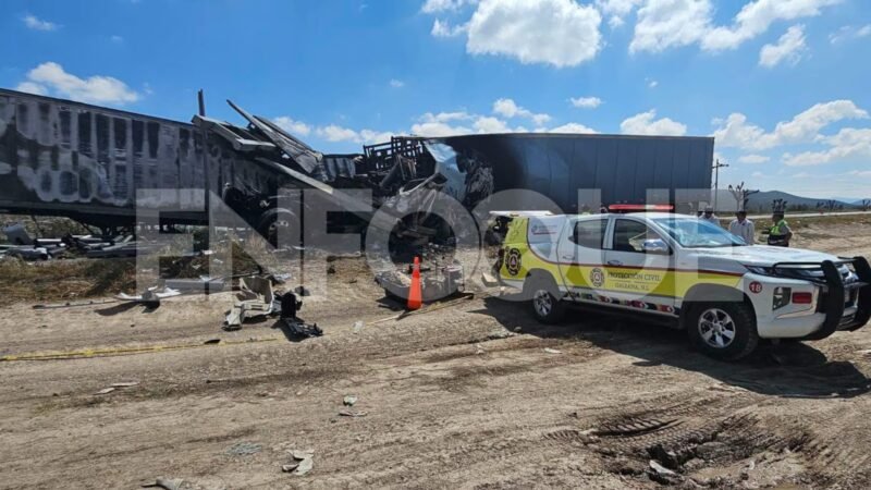 Muere conductor tras incendio de tráiler en la Carretera 57,Galeana.