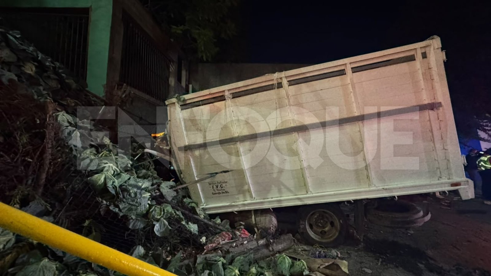 Camión se estrella contra negocio en Morones Prieto; chofer sobrevive