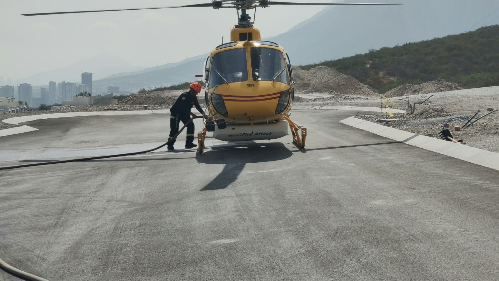 Incendio en La Huasteca moviliza a Protección Civil en Santa Catarina