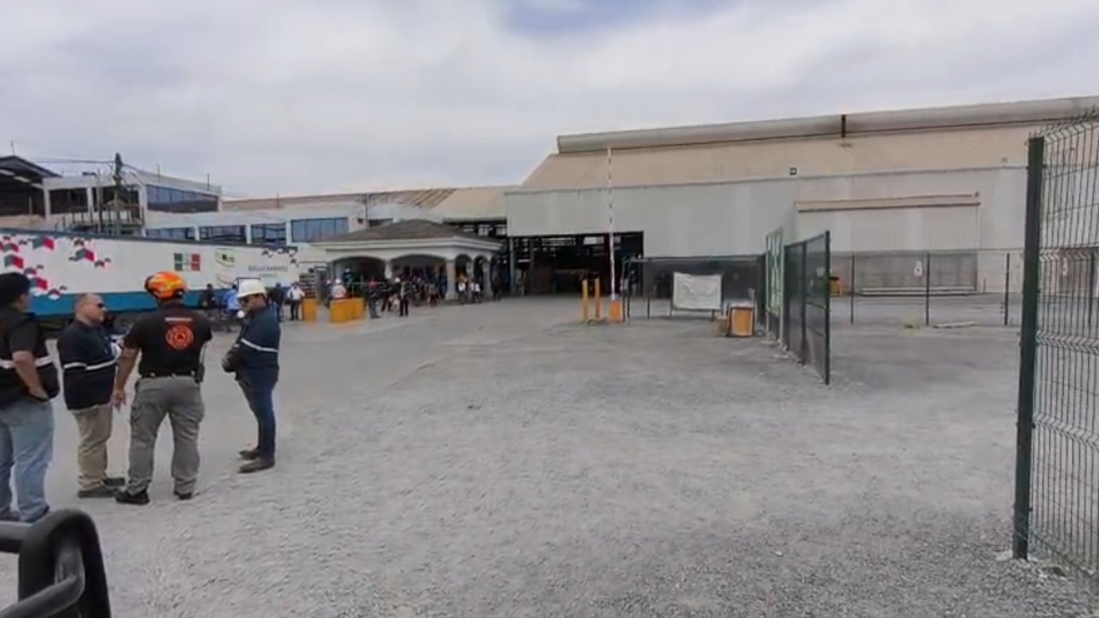 Incendio en fábrica de San Nicolás provoca desalojo de 406 personas