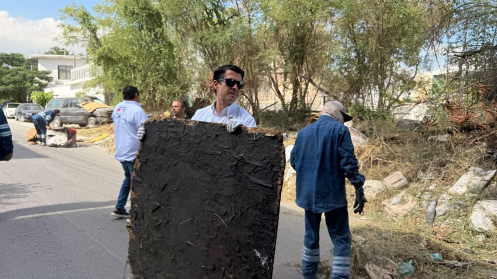 Retira Monterrey 15 toneladas de basura en La Alianza