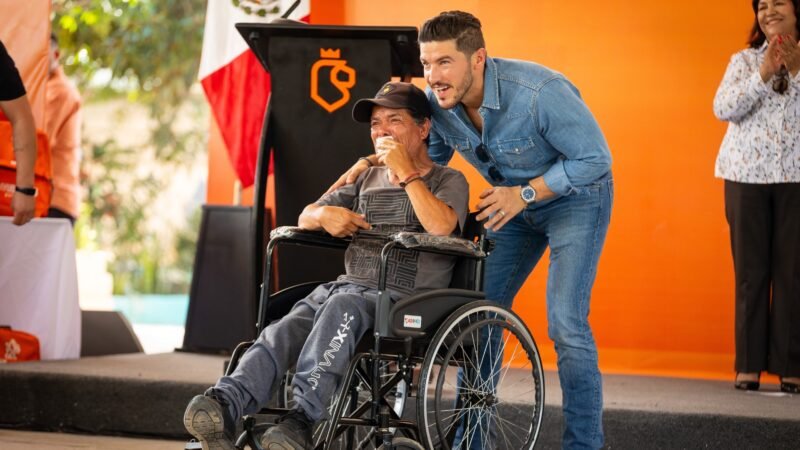 Entrega Samuel kits a mil 372 estudiantes del sur de NL