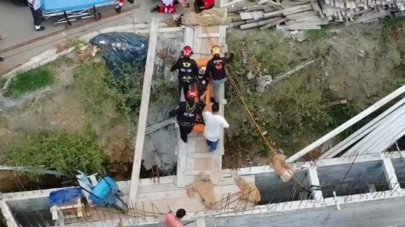 Trabajador cae varios metros en obra al sur de Monterrey