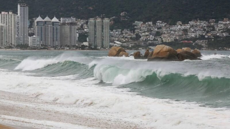 Huracán Polo aumenta oleaje en Colima; suspenden actividades en playas