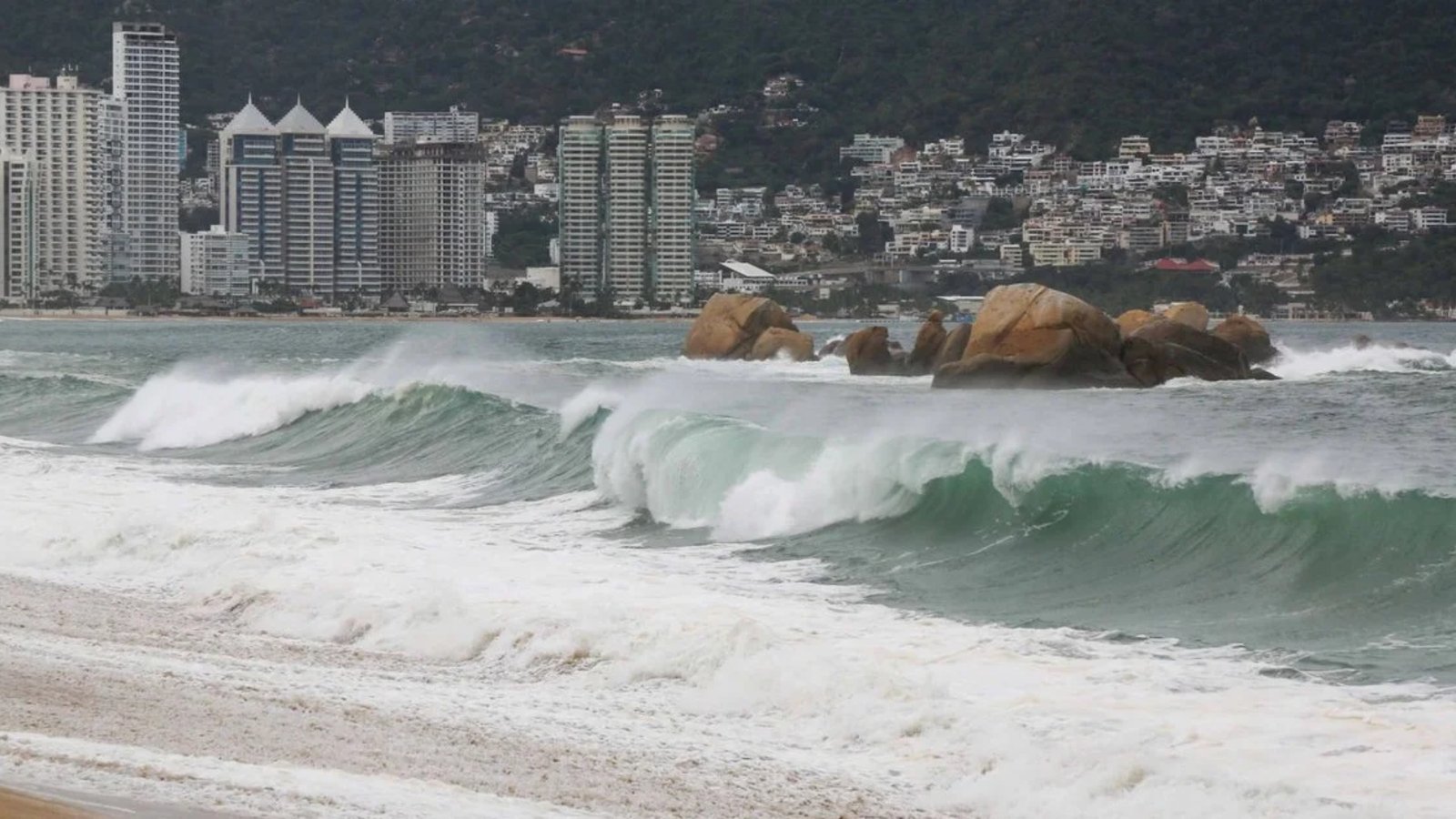 Huracán Polo aumenta oleaje en Colima; suspenden actividades en playas