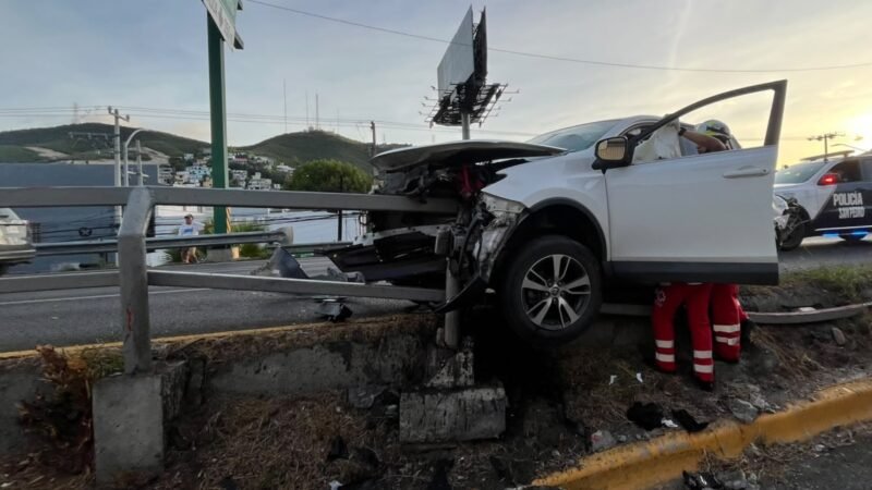 Conductora queda prensada tras accidente en Valle del Mirador, San Pedro