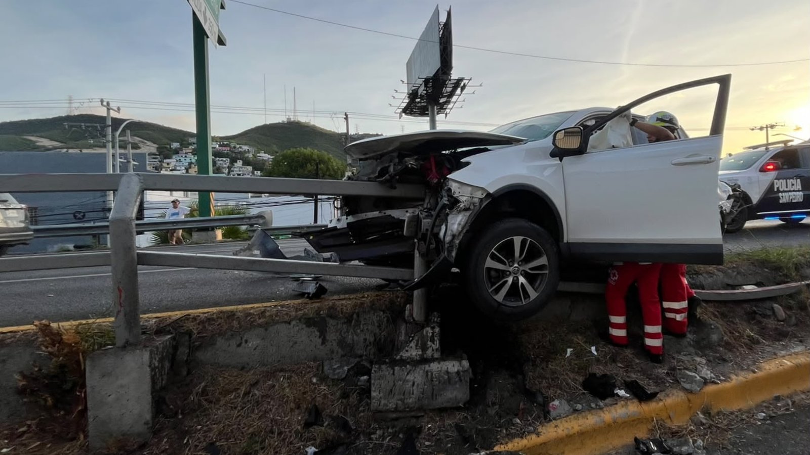 Conductora queda prensada tras accidente en Valle del Mirador, San Pedro
