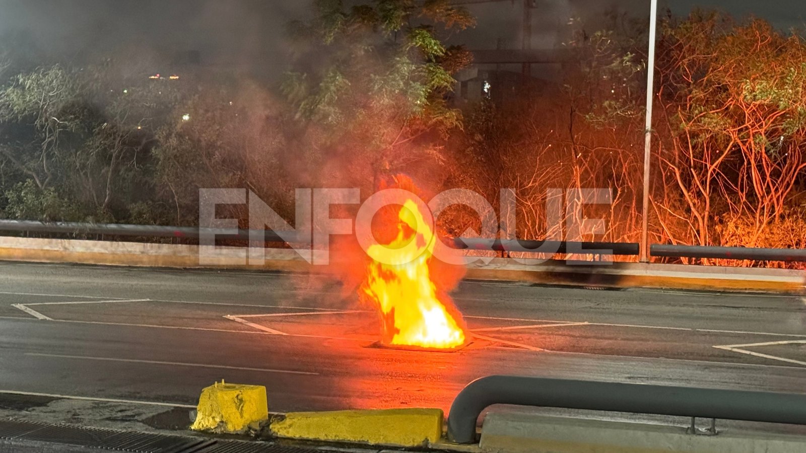 Incendio en alcantarilla moviliza a rescatistas en Morones Prieto