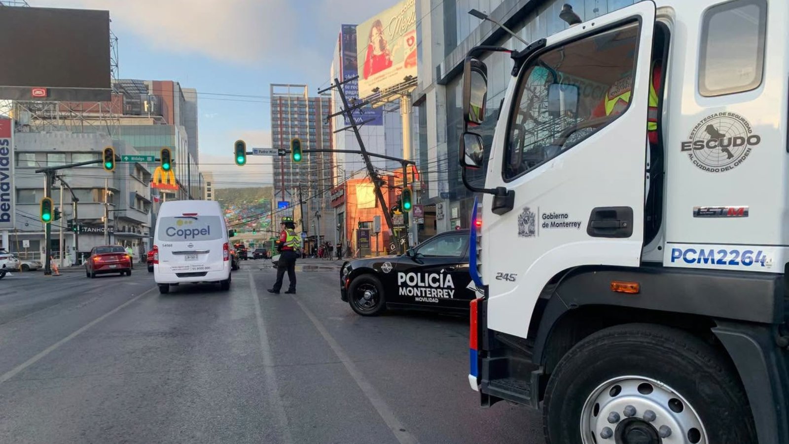 Tráiler derriba transformador y provoca apagón en el Centro de Monterrey