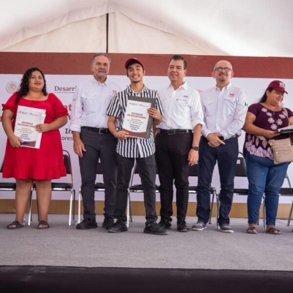 Entrega INFONAVIT escrituras a familias de Los Lirios