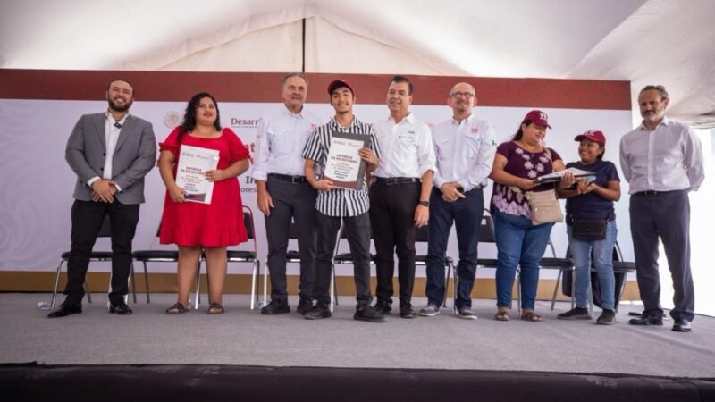 Entrega INFONAVIT escrituras a familias de Los Lirios