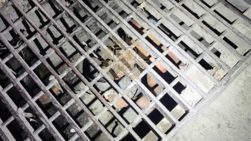 Rescatan a hombre atrapado en alcantarilla en Escobedo