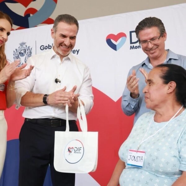 Entrega DIF Monterrey aparatos auditivos a cerca de 50 personas