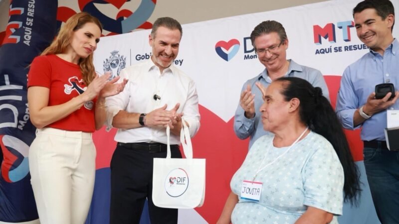 Entrega DIF Monterrey aparatos auditivos a cerca de 50 personas