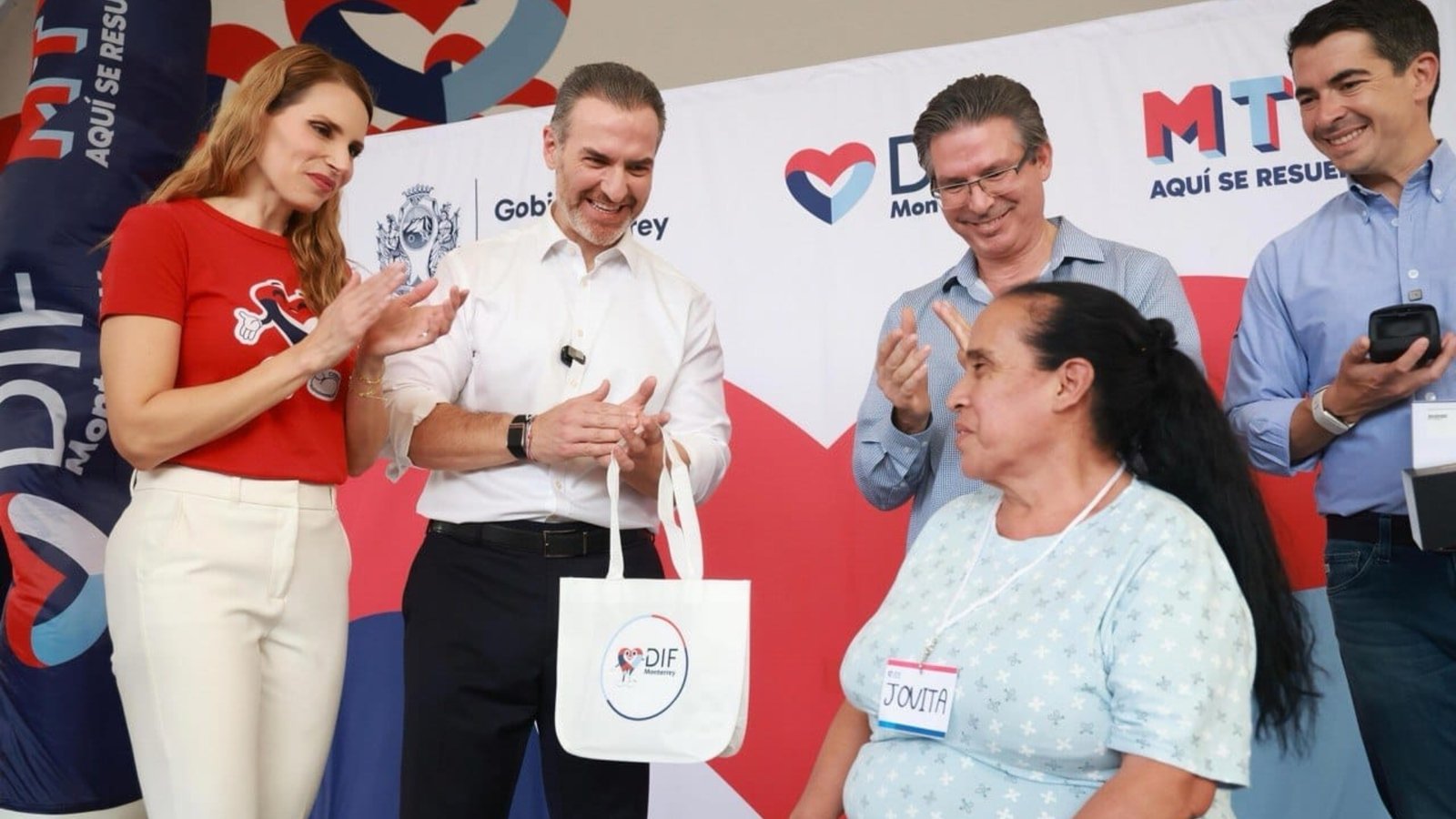 Entrega DIF Monterrey aparatos auditivos a cerca de 50 personas