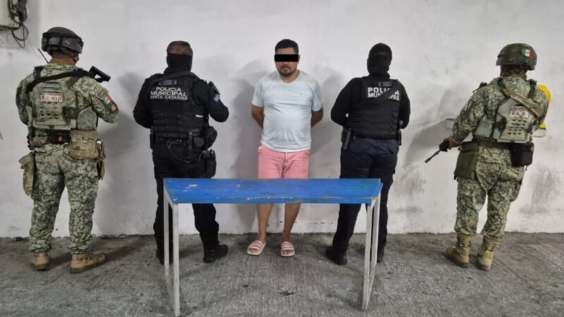Detienen a hombre por extorsión en Santa Catarina