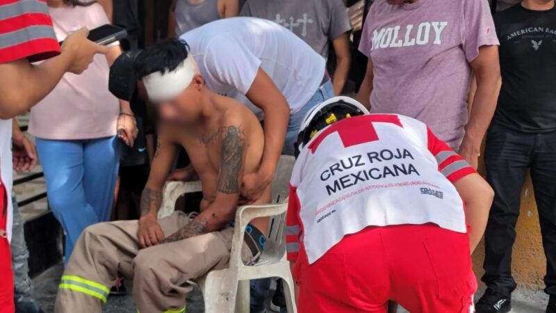 Hombre resulta lesionado tras caer tres metros en Monterrey