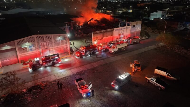 Incendio se extiende a chatarrera durante la madrugada en Santa Catarina