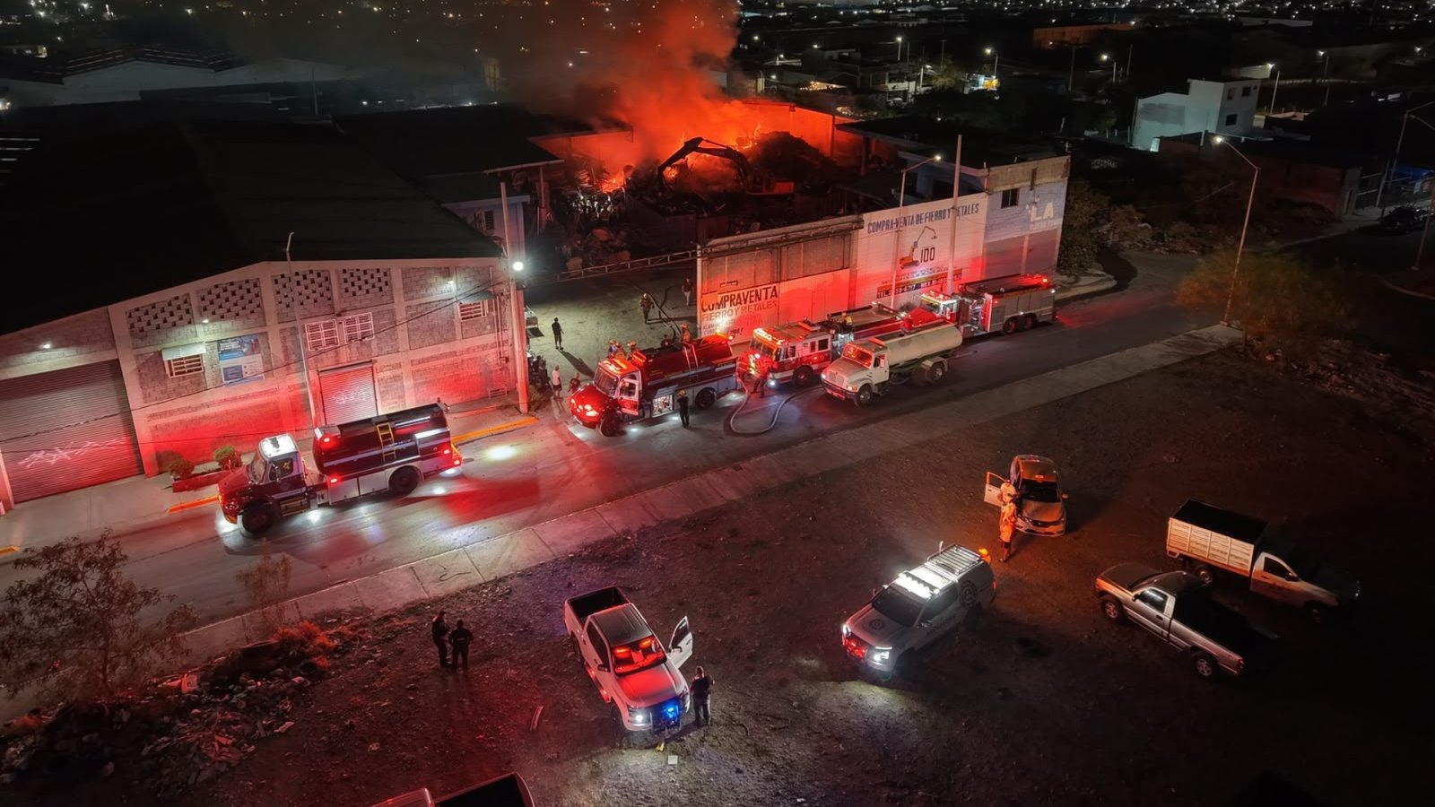Incendio se extiende a chatarrera durante la madrugada en Santa Catarina